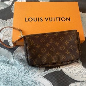 Louis Vuitton  Pochette handbag